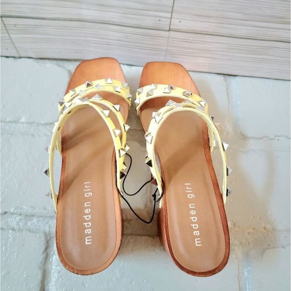MADDEN GIRL BY STEVE MADDEN YELLOW STUDDED WOODEN HEELS LIGHTWEIGHT LEATHER - Picture 4 of 5